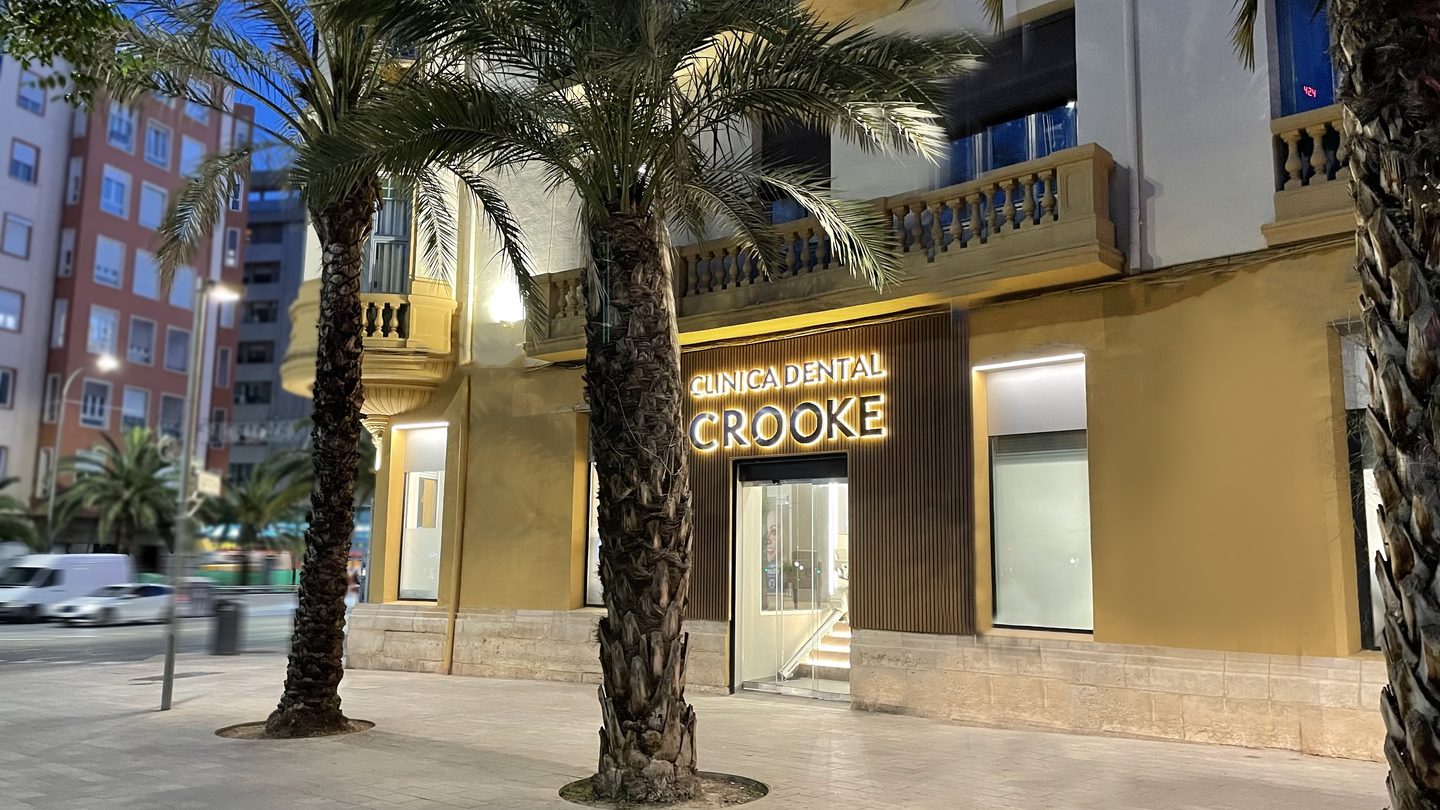 Fachada iluminada de la clínica dental Crooke en Alicante